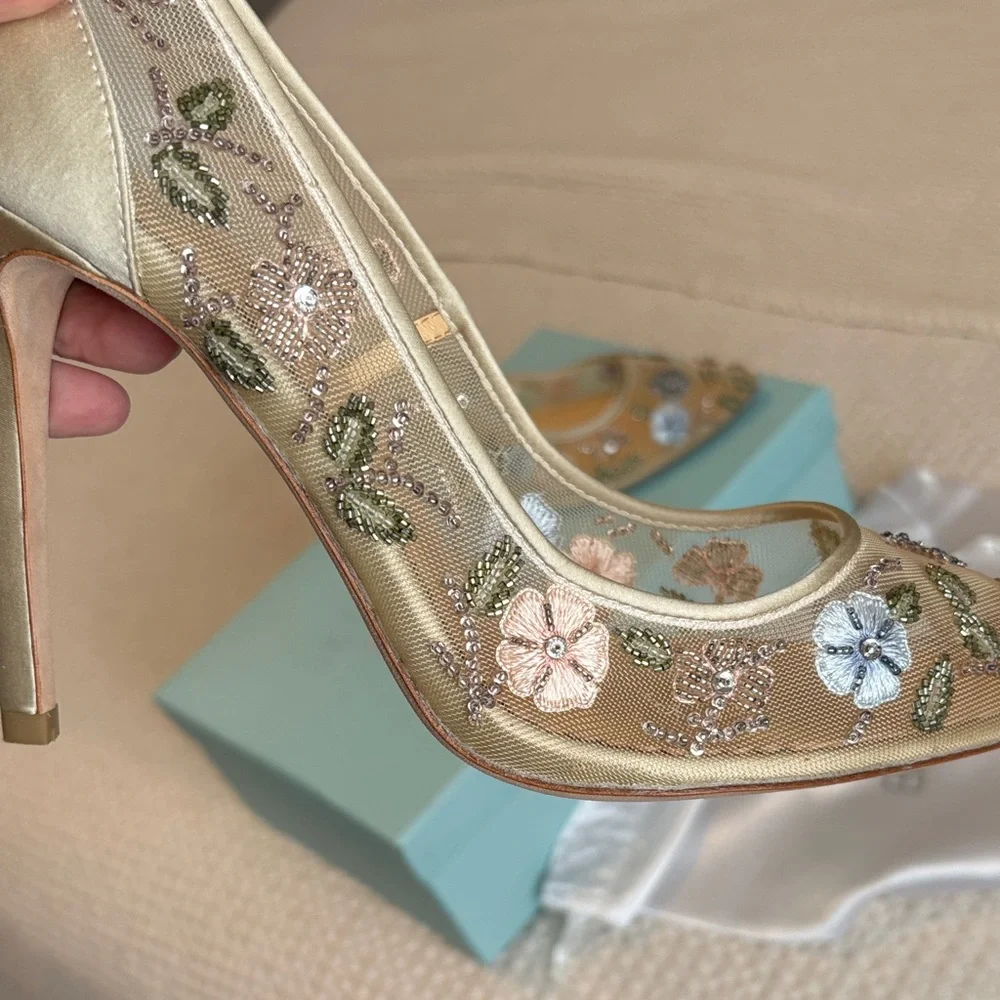 Bella Belle Gold Embroidered Women's Heels NIB size 9 - Picture 3 of 8